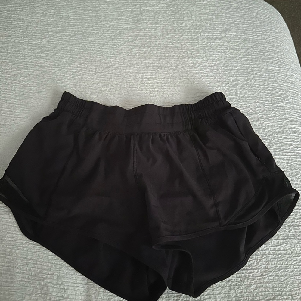 Lululemon black hotty hot 2.5 shorts